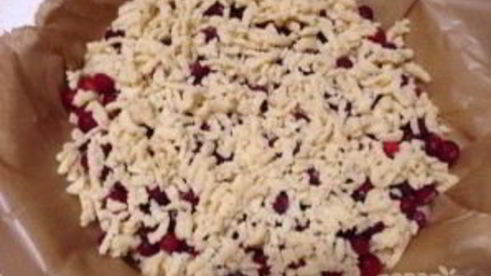 тертый пирог с клюквой