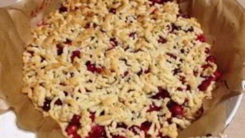 тертый пирог с клюквой