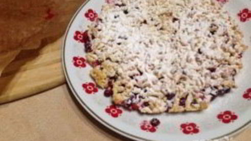 тертый пирог с клюквой