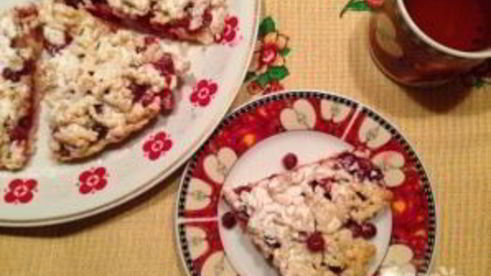 тертый пирог с клюквой