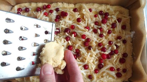 тертый пирог с вареньем смородинка