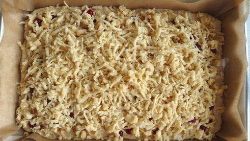 тертый пирог с вареньем смородинка