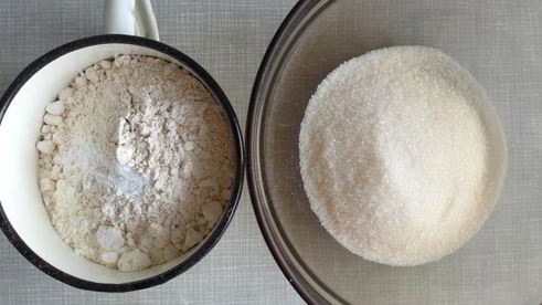 тертый пирог с вареньем смородинка