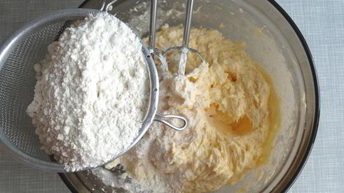 тертый пирог с вареньем смородинка