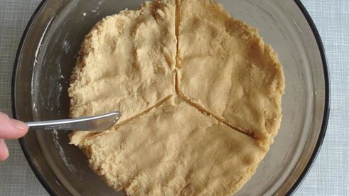 тертый пирог с вареньем смородинка