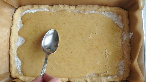 тертый пирог с вареньем смородинка