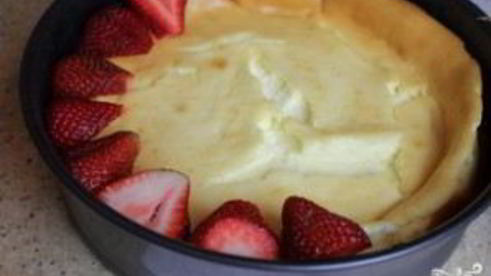 творожный пирог с клубникой