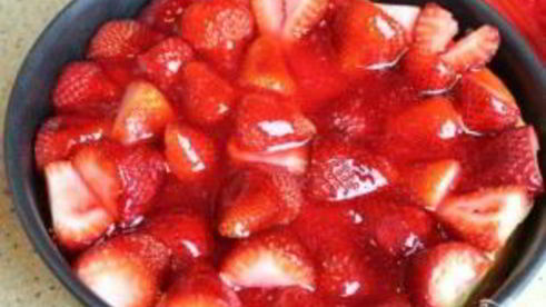 творожный пирог с клубникой