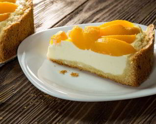 Творожный пирог с консервированными персиками