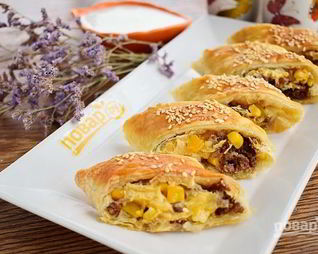 Быстрые пирожки с фаршем, сыром и кукурузой