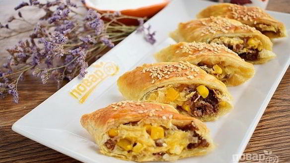 Рецепт Быстрых пирожков с фаршем, сыром и кукурузой