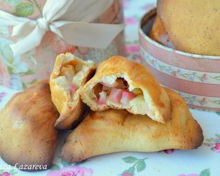 Пирожки из медово-творожного теста с яблоками