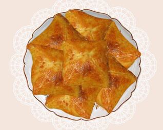 Пирожки из слоеного теста с замороженными ягодами