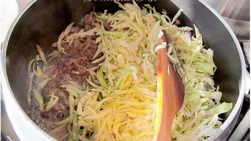 пирожки с мясом, капустой и помидорами