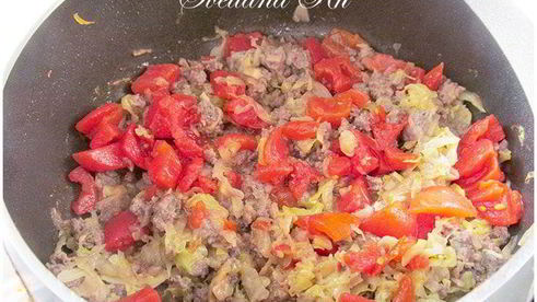 пирожки с мясом, капустой и помидорами