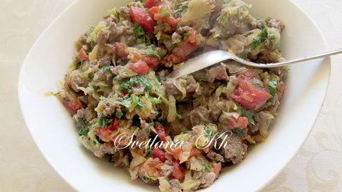 пирожки с мясом, капустой и помидорами