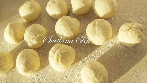 пирожки с мясом, капустой и помидорами