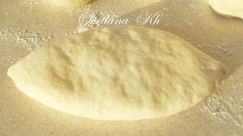 пирожки с мясом, капустой и помидорами