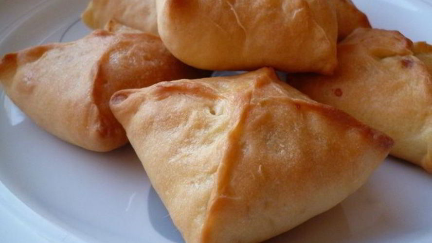 Рецепт пирожков с вкусом пиццы из ленивого дрожжевого теста