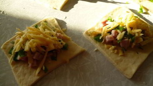 пирожки с вкусом пиццы из ленивого дрожжевого теста