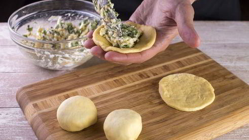 пирожки с зеленым луком и яйцами