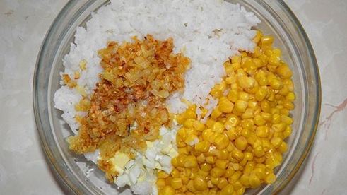 сдобные дрожжевые пирожки с яйцом и луком