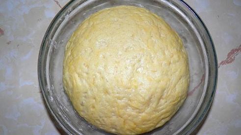 сдобные дрожжевые пирожки с яйцом и луком