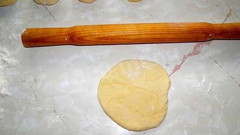 сдобные дрожжевые пирожки с яйцом и луком