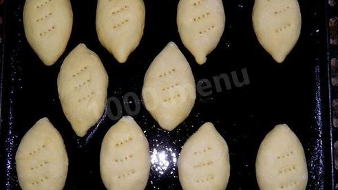 сдобные дрожжевые пирожки с яйцом и луком