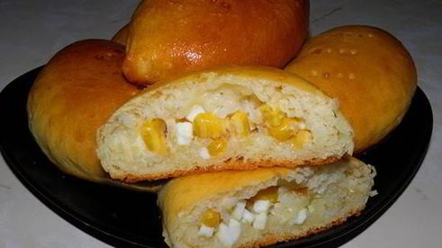 сдобные дрожжевые пирожки с яйцом и луком