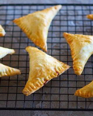 Слоеные пирожки с бараниной, мятой и кедровыми орехами