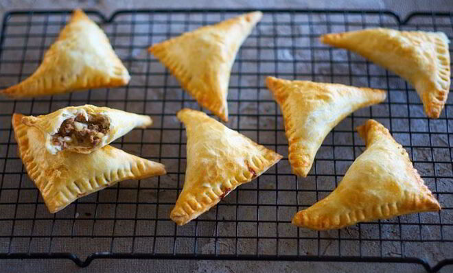 Слоеные пирожки с бараниной, мятой и кедровыми орехами