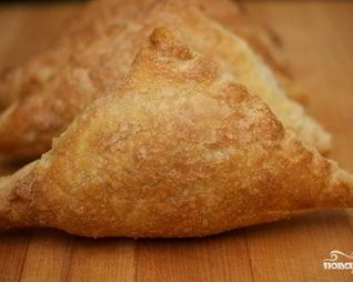 Слоеные пирожки с яблоками из готового теста