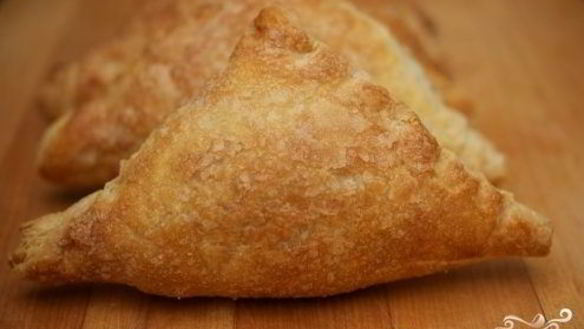 Рецепт Слоеных пирожков с яблоками из готового теста