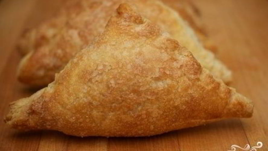 Рецепт слоеных пирожков с яблоками из готового теста