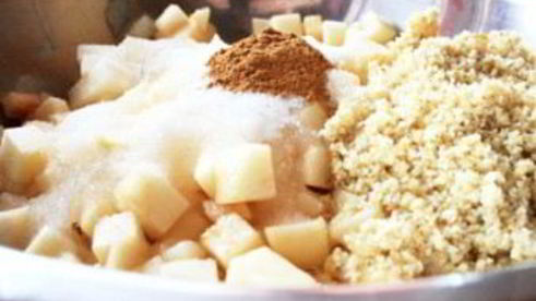 слоеные пирожки с яблоками из готового теста