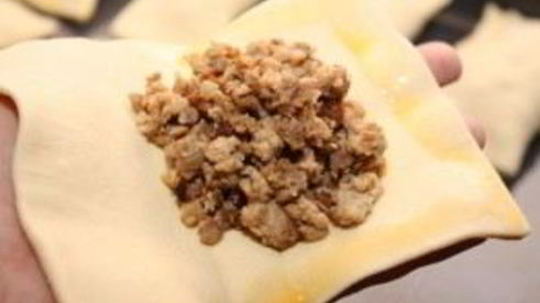 слоеные пирожки с яблоками из готового теста