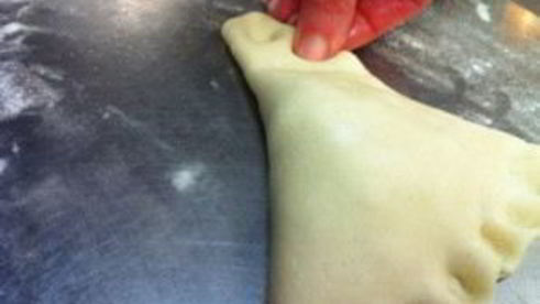 слоеные пирожки с яблоками из готового теста