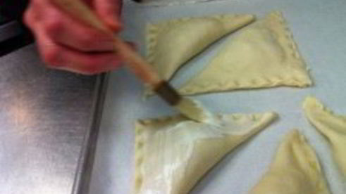 слоеные пирожки с яблоками из готового теста