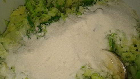 жареные пирожки из савойской капусты с яйцом и опятами