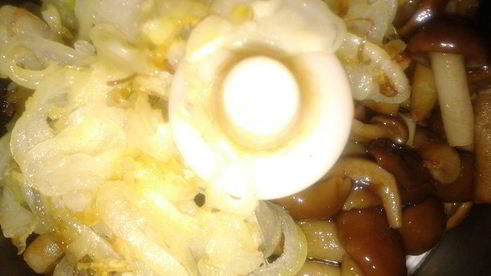 жареные пирожки из савойской капусты с яйцом и опятами