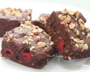 Брауни с вишней и миндалем