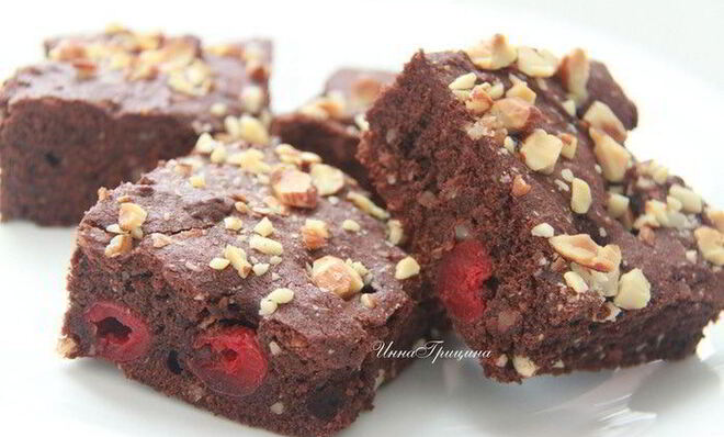 Брауни с вишней и миндалем