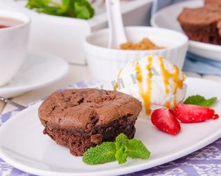 Брауни с жидким шоколадом внутри