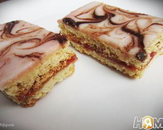 Песочное пирожное глазированное помадой