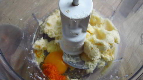 песочное пирожное глазированное помадой