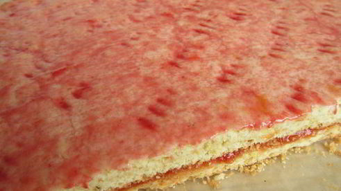 песочное пирожное глазированное помадой