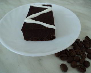 Пирожное Черный шоколад со взбитыми сливками