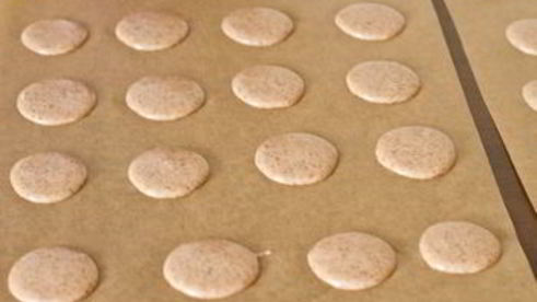 пирожные макарон с чаем эрл грей и соленой карамелью