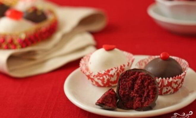 Пирожные с брусникой и сметаной